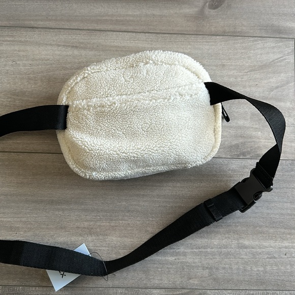 NWT Sherpa cross body bag 🤍 - Picture 3 of 6